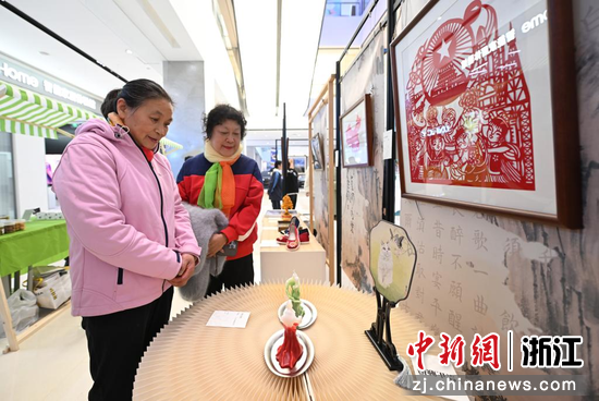 图为:残疾人创作的工艺品吸引市民。中新社记者 王刚 摄