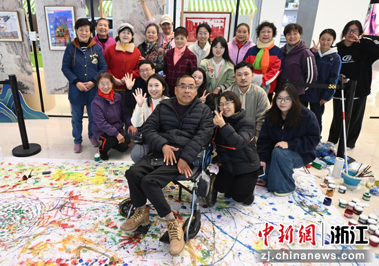 图为:活动参与者合影。中新社记者 王刚 摄