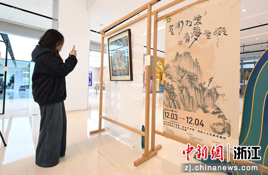 图为:残疾人创作的美术作品等吸引市民。中新社记者 王刚 摄