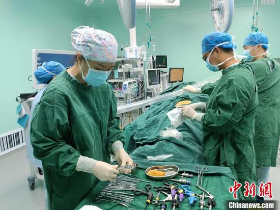 图为国家巡回医疗队在贵州开展手术带教。(贵州省卫健委供图) 图为国家巡回医疗队在贵州开展手术带教。(贵州省卫健委供图)