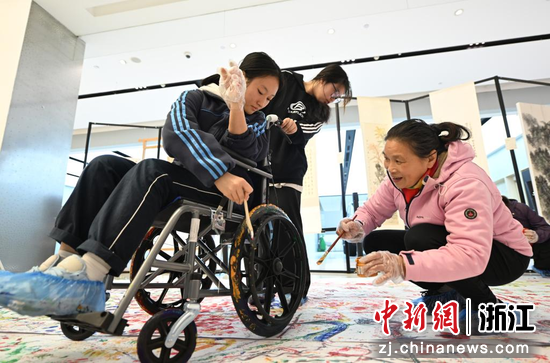 图为:市民体验轮椅作画。中新社记者 王刚 摄