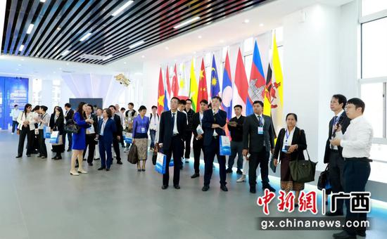 图为与会嘉宾参观中国—东盟卫星遥感应用中心展示厅。