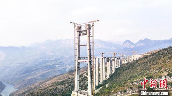 12月6日,贵州安(顺)盘(州)高速公路天门特大桥安顺岸主塔顺利封顶。 (中铁广州工程局供图) 12月6日,贵州安(顺)盘(州)高速公路天门特大桥安顺岸主塔顺利封顶。 (中铁广州工程局供图)
