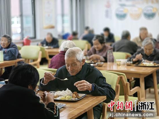 老人在居家养老服务中心用餐。吕山乡供图