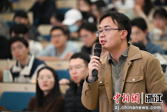 图为：听会者现场提问。中新社记者 王刚 摄
