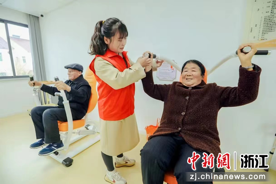 老人在工作人员指导下，进行康复训练。吕山乡供图