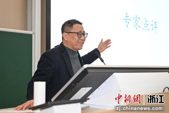 　　图为：浙江大学社会治理研究院副院长、浙江大学马克思主义学院副院长陈宝胜进行点评发言。中新社记者 王刚 摄