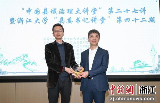 　　
图为：浙江大学创新创业学院常务副院长阮俊华（左）为温州市政协副主席、瓯海区委书记曾瑞华颁发纪念品。中新社记者 王刚 摄