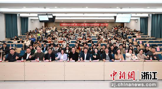 图为：与会者共同合影。中新社记者 王刚 摄