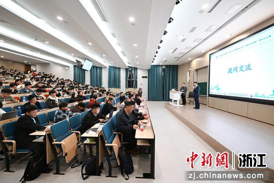 
图为：温州市政协副主席、瓯海区委书记曾瑞华和与会者交流互动。中新社记者 王刚 摄