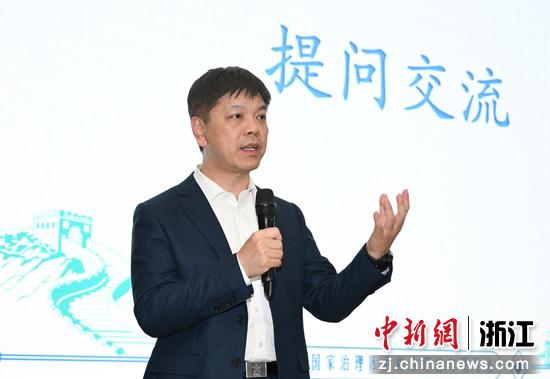 图为：温州市政协副主席、瓯海区委书记曾瑞华现场互动交流。中新社记者 王刚 摄
