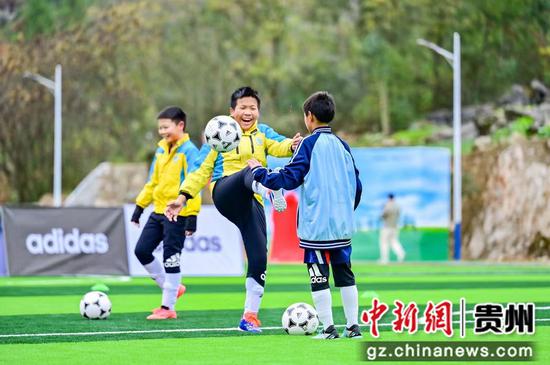 图为晏明小学学主在新足球场上踢球。主办方供图 图为晏明小学学主在新足球场上踢球。主办方供图