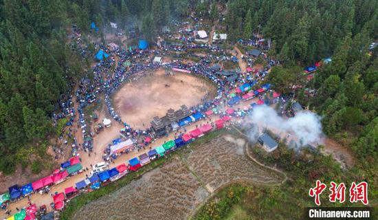 12月7日，贵州省黔东南苗族侗族自治州从江县高增乡平六斗牛塘举行民俗斗牛比赛活动。此次斗牛比赛活动，共有来自周边村寨的26头牛参加比赛，吸引众多游客和村民前来观看。图为民众在观看斗牛比赛。卢忠南 摄