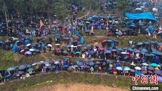 图为民众在观看斗牛比赛。卢忠南 摄