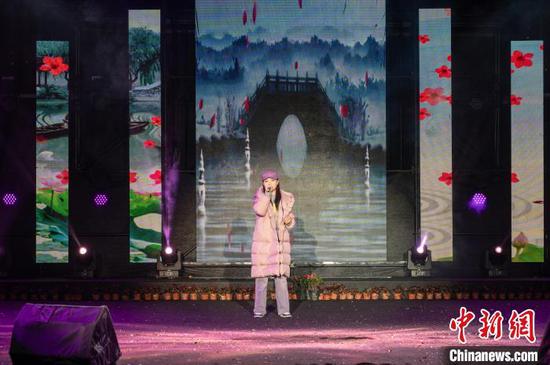 图为务川“村光大道”月赛参赛选手演唱。唐哲 摄 图为务川“村光大道”月赛参赛选手演唱。唐哲 摄