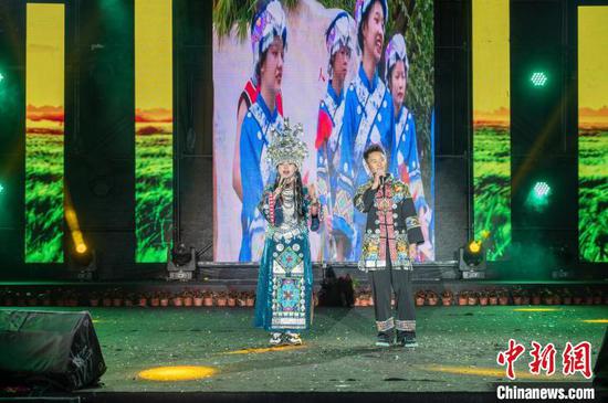图为务川“村光大道”月赛参赛选手演唱。唐哲 摄 图为务川“村光大道”月赛参赛选手演唱。唐哲 摄