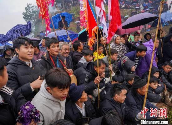 图为民众在观看斗牛比赛。卢忠南 摄