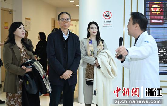 图为:与会领导参观城北健康中心。中新社记者 王刚 摄
