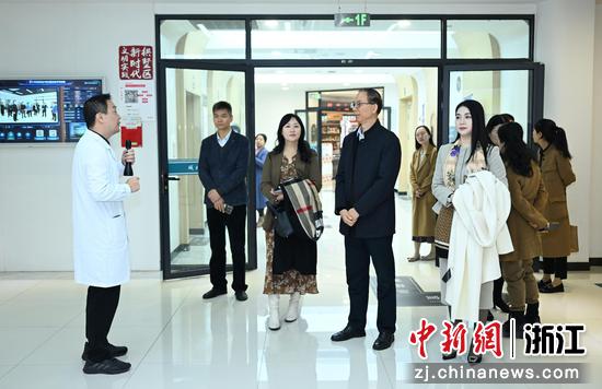 图为:与会领导参观城北健康中心。中新社记者 王刚 摄