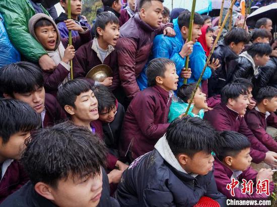 图为民众在观看斗牛比赛。卢忠南 摄