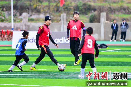 图为晏明小学新足球场迎来首场友谊赛。主办方供图 图为晏明小学新足球场迎来首场友谊赛。主办方供图