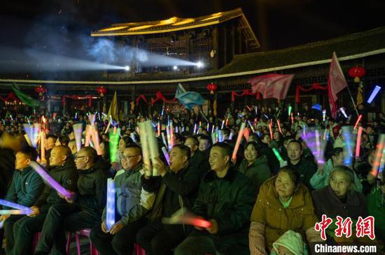 图为务川“村光大道”月赛吸引民众观看。唐哲 摄 图为务川“村光大道”月赛吸引民众观看。唐哲 摄
