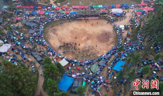 图为民众在观看斗牛比赛。卢忠南 摄