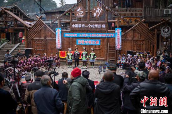图为苗族歌手在岜沙村参加苗歌对唱比赛。吴德军 摄 图为苗族歌手在岜沙村参加苗歌对唱比赛。吴德军 摄