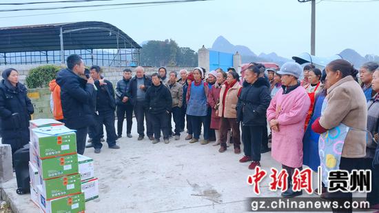 农技专家对油菜冬季栽培管理技术和病虫害防治进行详细分析讲解。 刘金柱 摄 农技专家对油菜冬季栽培管理技术和病虫害防治进行详细分析讲解。 刘金柱 摄