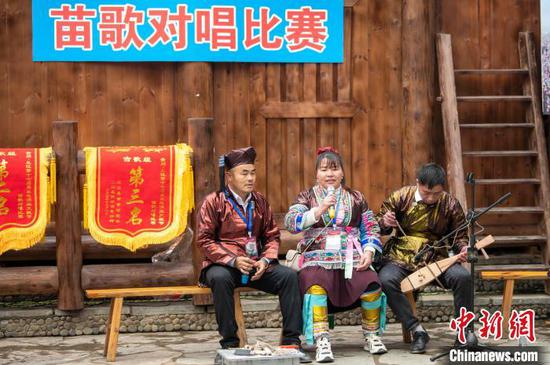 图为苗族歌手在岜沙村参加苗歌对唱比赛。吴德军 摄 图为苗族歌手在岜沙村参加苗歌对唱比赛。吴德军 摄