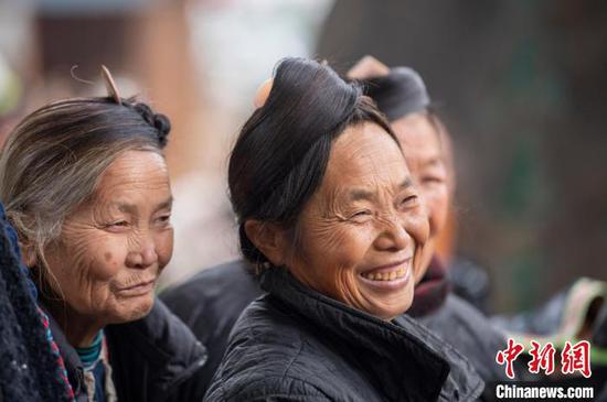 图为苗族同胞在岜沙村观看苗歌对唱比赛。吴德军 摄 图为苗族同胞在岜沙村观看苗歌对唱比赛。吴德军 摄
