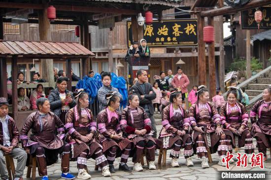 图为苗族歌手在岜沙村候场。吴德军 摄 图为苗族歌手在岜沙村候场。吴德军 摄