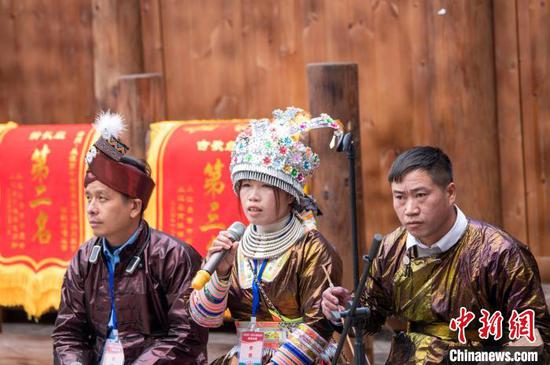 图为苗族歌手在岜沙村参加苗歌对唱比赛。吴德军 摄 图为苗族歌手在岜沙村参加苗歌对唱比赛。吴德军 摄