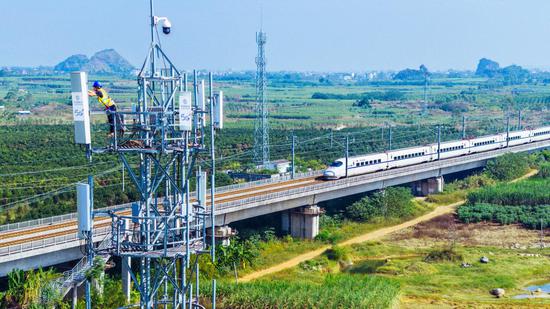 广西移动网络建设小组在南玉高铁沿线建设5G基站确保沿线网络畅通。区弘哲 摄 广西移动网络建设小组在南玉高铁沿线建设5G基站确保沿线网络畅通。区弘哲 摄