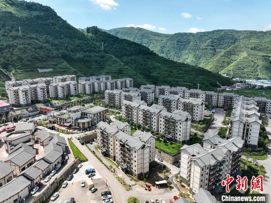 图为贵州省赫章县易地扶贫搬迁安置点金银山社区一隅。瞿宏伦 摄 图为贵州省赫章县易地扶贫搬迁安置点金银山社区一隅。瞿宏伦 摄