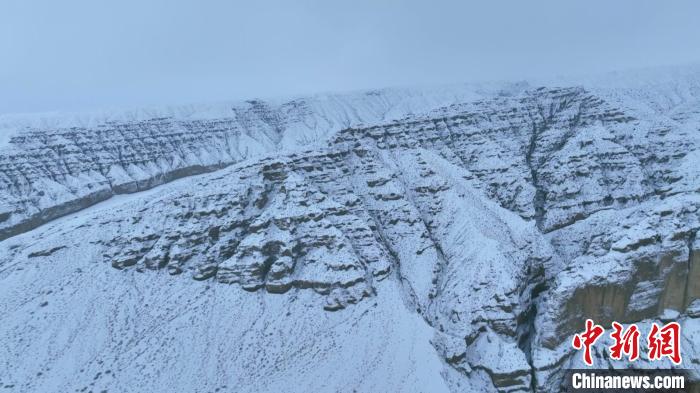 新疆輪臺(tái)百里雅丹白雪覆蓋 蔚為壯觀