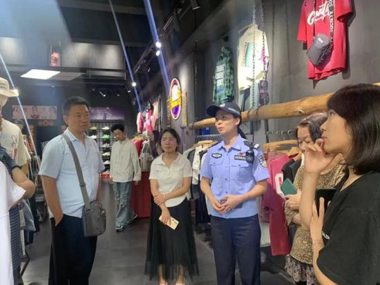 图为遵义会议会址派出所民警调解矛盾纠纷 图为遵义会议会址派出所民警调解矛盾纠纷