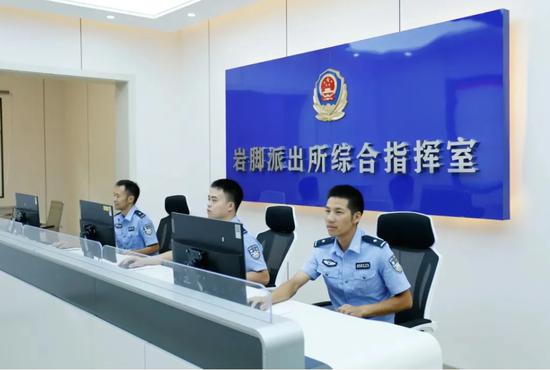 图为六枝特区公安局岩脚派出所综合指挥室 图为六枝特区公安局岩脚派出所综合指挥室
