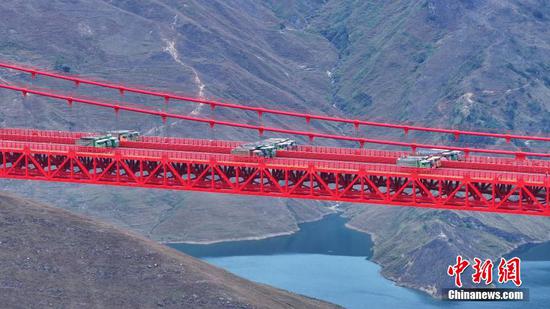 12月11日，牂牁江大桥荷载试验现场。