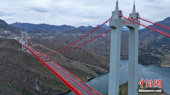 12月11日，牂牁江大桥荷载试验现场。