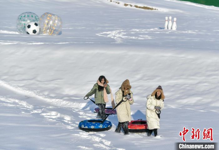 烏魯木齊：游客體驗冰雪游樂項目