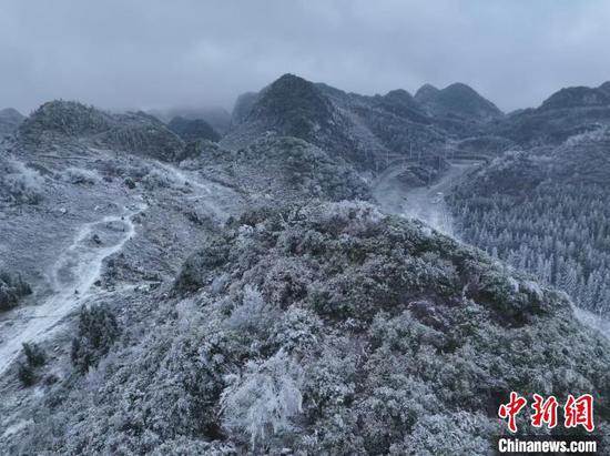 图为航拍六盘水梅花山旅游景区雪景。(无人机照片)林火星 摄 图为航拍六盘水梅花山旅游景区雪景。(无人机照片)林火星 摄
