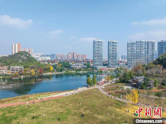 图为航拍贵阳白云泉湖公园冬日城市生态美。(无人机照片)唐哲 摄 图为航拍贵阳白云泉湖公园冬日城市生态美。(无人机照片)唐哲 摄