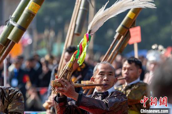 图为人们在吹奏芦笙比赛。吴德军 摄 图为人们在吹奏芦笙比赛。吴德军 摄
