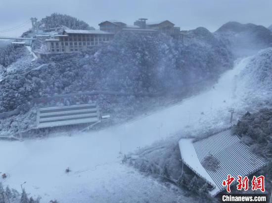 12月14日,贵州省六盘水市钟山区梅花山旅游景区迎来降雪,披银裹素。宛如一幅诗意水墨画,让人流连忘返。图为航拍六盘水梅花山旅游景区雪景。(无人机照片)林火星 摄 12月14日,贵州省六盘水市钟山区梅花山旅游景区迎来降雪,披银裹素。宛如一幅诗意水墨画,让人流连忘返。图为航拍六盘水梅花山旅游景区雪景。(无人机照片)林火星 摄