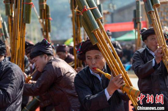 图为人们在吹奏芦笙比赛。吴德军 摄 图为人们在吹奏芦笙比赛。吴德军 摄
