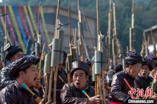 图为人们在吹奏芦笙比赛。吴德军 摄 图为人们在吹奏芦笙比赛。吴德军 摄