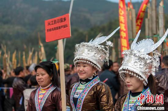 图为苗族妇女在给参赛芦笙队举牌。吴德军 摄 图为苗族妇女在给参赛芦笙队举牌。吴德军 摄