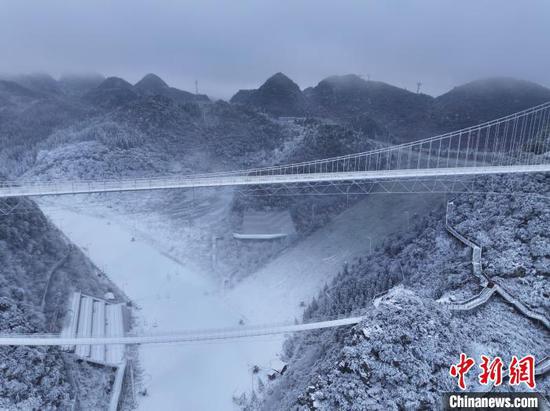 图为航拍六盘水梅花山旅游景区雪景。(无人机照片)林火星 摄 图为航拍六盘水梅花山旅游景区雪景。(无人机照片)林火星 摄