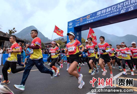 参赛选手从起点出发。